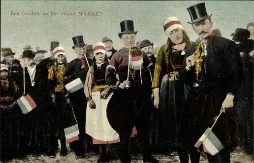 Ak Marken Nordholland, Hochzeit, Männer und Frauen in Tracht, Flaggen