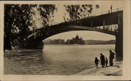 Ak Budapest Ungarn, Uferpartie, Brücke