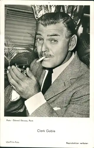 Ak Schauspieler Clark Gable,  Portrait, Zigarette, Feuerzeug