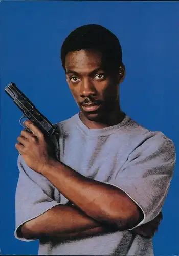 Ak Schauspieler Eddie Murphy, Portrait mit Waffe