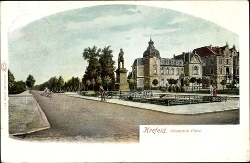 Ak Krefeld am Niederrhein, Bismarckplatz, Denkmal, Passanten