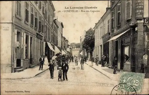 Ak Luneville Meurthe et Moselle, Rue des Capucins, Geschäfte, Passanten