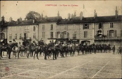 Ak Lunéville Meurthe et Moselle, Place du Chateau, Kavallerie