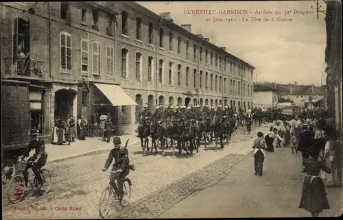 Postkarte Lunéville Meurthe et Moselle Garnison, Ankunft der 31. Dragoner 1912, Kolonnenkopf