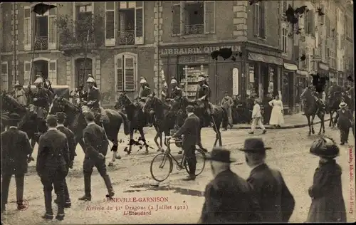 Ak-Garnison von Lunéville Meurthe et Moselle, Ankunft der 31. Dragoner am 2. Juli 1912, L'Etendard