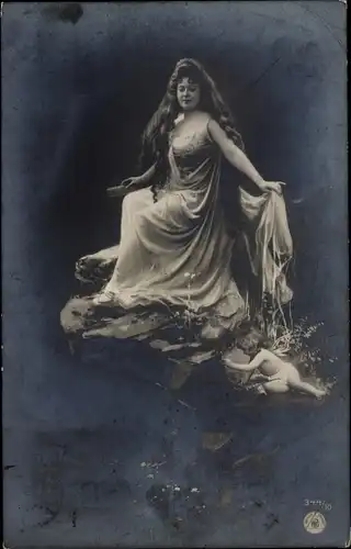 Ak Frau im langen Gewand, lange Haare, Kamm, NPG 344/10