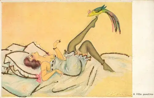 Künstler Ak Erotik, Frau im Unterkleid auf einem Bett liegend, Strümpfe, Papagei