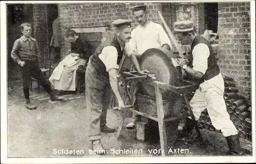 Ak Deutsche Soldaten beim Schleifen von Äxten