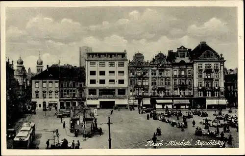 Ak Plzeň Pilsen Stadt, Platz der Republik, Markt, Geschäftshäuser