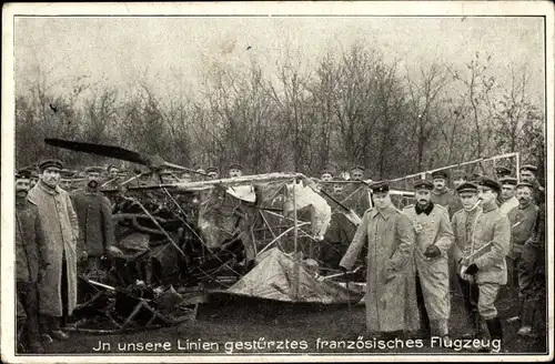 Ak Deutsche Soldaten, abgestürztes französisches Flugzeug, 1. WK