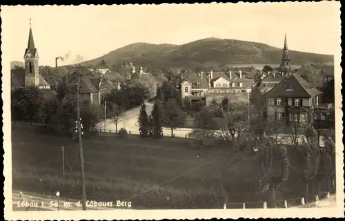 Foto Ak Löbau in Sachsen, Gesamtansicht mit Löbauer Berg