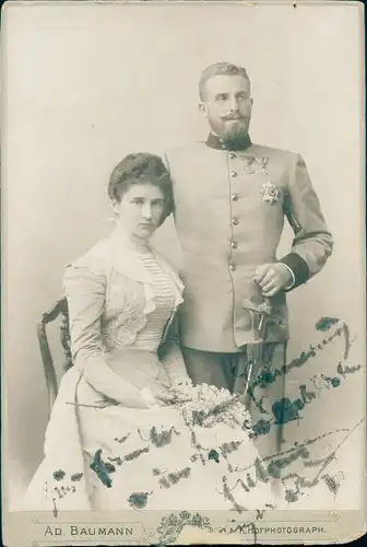 Kabinett Foto München, deutscher Soldat in Uniform, Orden, Frau, 1900