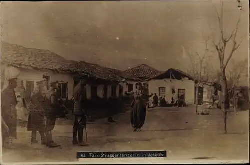 Foto Ak Skopje Üsküb Mazedonien, Türkische Straßentänzerin, Soldaten