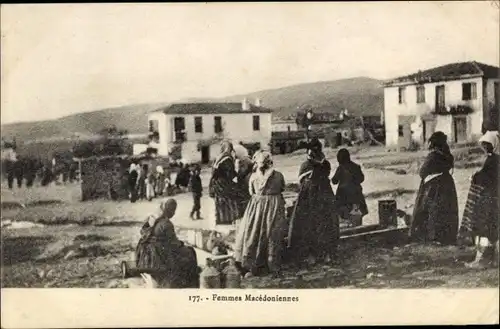 Ak Mazedonische Frauen in Tracht, Brunnen