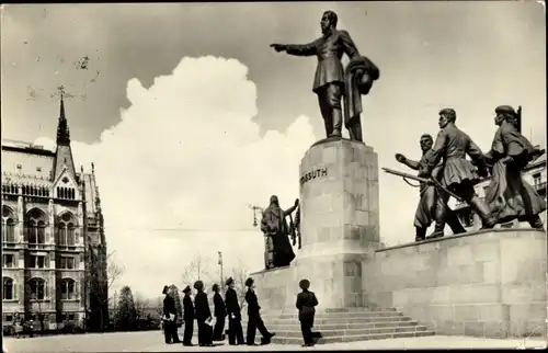 Ak Budapest Ungarn, Partie am Denkmal