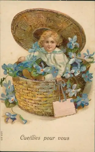 Präge Ak Kind in einer Truhe, Vergissmeinnicht, Kitsch