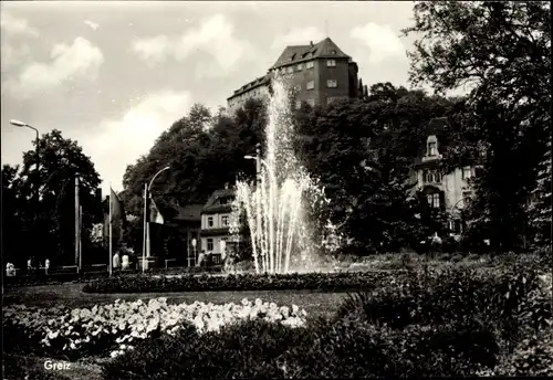 Ak Greiz im Vogtland, Springbrunnen, Platz, Burg