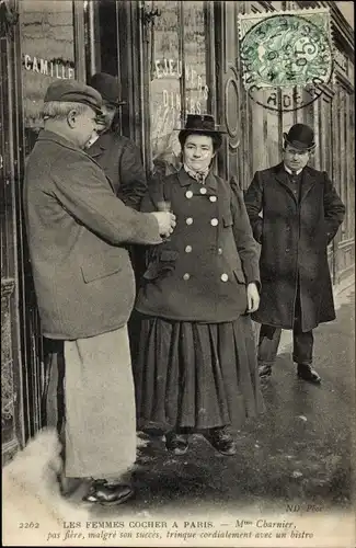 Ak Paris I Louvre, Les Femmes cocher, Mme Charnier, trinque cordialement avec un bistro