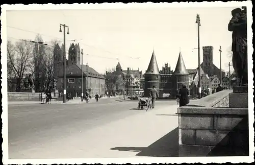 Foto Ak Hansestadt Lübeck, Holstentor, Marien-Kirche, Petri-Kirche