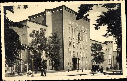 Foto Ak Karl Marx Stadt Chemnitz in Sachsen, Industrieschule, Passanten, Auto