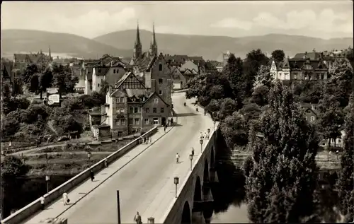 Ak Saalfeld an der Saale Thüringen, Teilansicht, Brücke, Kirchtürme, Passanten