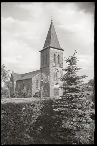 7 Glas Negative Sprockhövel im Ruhrgebiet, Kirche, Gesamtansicht, Straße