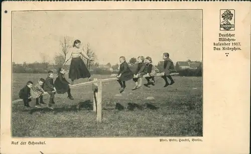 Ak Deutscher Mädchenkalender 1917, Das Kränzchen, Auf der Schaukel, Wippe