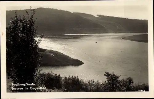 Ak Saalburg in Thüringen, Stausee im Gegenlicht