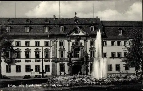 Ak Erfurt in Thüringen, Alte Statthalterei am Platz der DSF, Brunnen