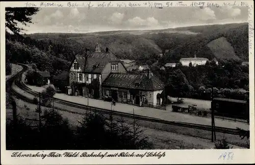 Ak Schwarzburg in Thüringen, Bahnhof mit Blick auf Schloss