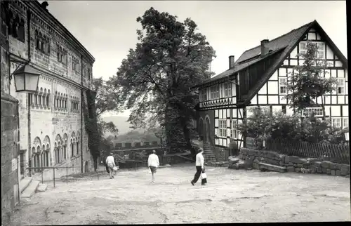 Foto Eisenach, auf der Wartburg, Fachwerkhaus, Passanten