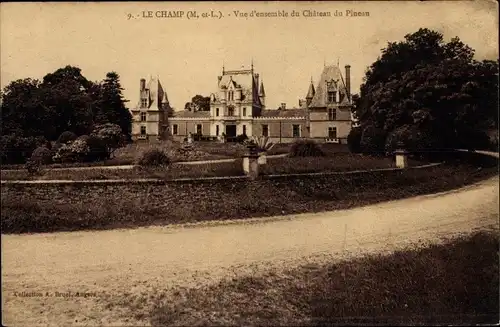 Ak Le Champ Maine et Loire, Vue d'ensemble du Chateau du Pineau