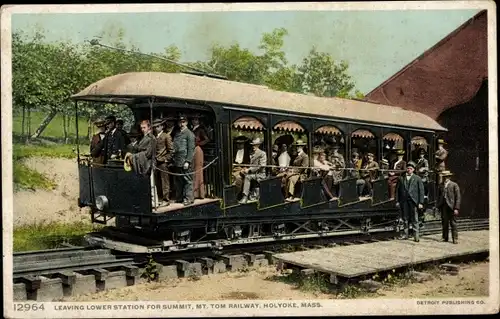 Ak Mount Tom Massachusetts USA, Mount Tom-Railway, Verlassen der Unterstation zum Gipfel