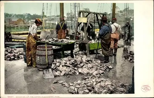 Ak Gloucester Massachusetts USA, Den Fang abwägen