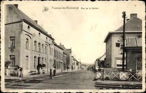 Ak Frasnes lez Buissenal Wallonien Hennegau, Rue de la Station, Bahnübergang