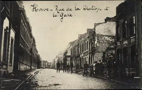 Foto Ak Herve Wallonien Lüttich, Rue de la Station, Bahnhof, Kriegszerstörung I. WK