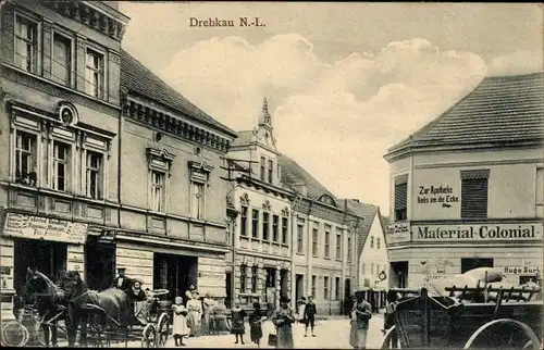 Ak Drebkau in der Niederlausitz, Platz, Fuhrwerk, Passanten, Material-Kolonialwaren-Geschäft