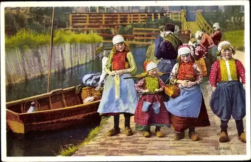 Ak Marken Nordholland Niederlande, Kinder in niederländischen Trachten, Ufer, Boot