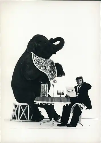 Ak Schauspieler Buster Keaton, sitzt mit Elefant am Tisch