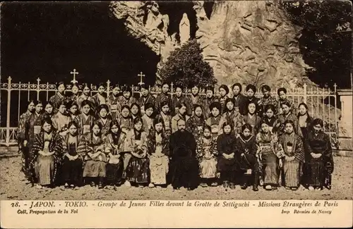 Ak Tokio Japan, Groupe de Jeunes Filles devant la Grotte de Settiguchi, Missions Étrangères de Paris