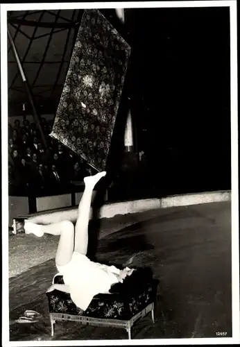 Ak Akrobatin jongliert