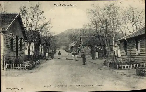 Ak Toul Meurthe et Moselle, Garnison, Eine Kasernengasse beim 160. Infanterieregiment