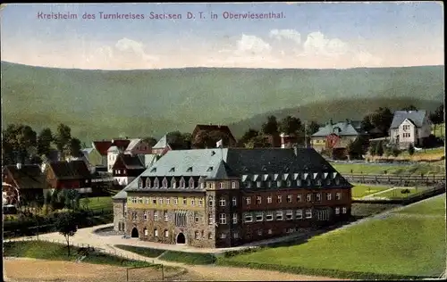 Ak Oberwiesenthal im Erzgebirge, Kreisheim des Turnkreises Sachsen D.T., vom Sporthotel gesehen