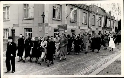 Foto Ak Lunzenau in Sachsen, 1. Mai Demonstration, Straßenumzug