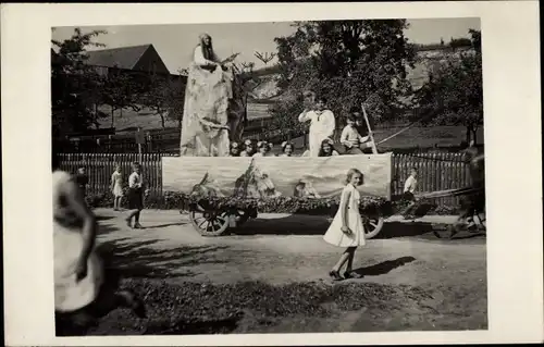 Foto Ak Mühlau in Sachsen, Kinder auf dem Festwagen, Straßenumzug