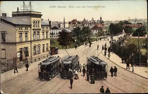 Ak Gera in Thüringen, Straßenblick auf die Heinrichsbrücke, Straßenbahnen, Passanten