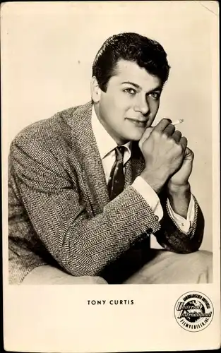 Ak Schauspieler Tony Curtis, Portrait, Zigarette, Universal International