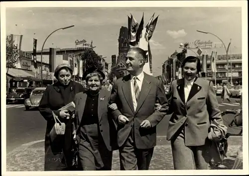 Foto Berlin Charlottenburg, Filmfestspiele, Gedächtniskirche, Fahnenschmuck, Mann, drei Frauen