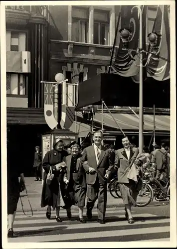 Foto Berlin Charlottenburg, Filmfestspiele, Fahnenschmuck, Mann, drei Frauen