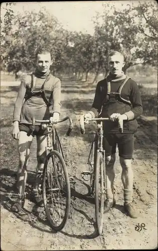 Foto Ak Zwei junge Männer, Fahrräder
